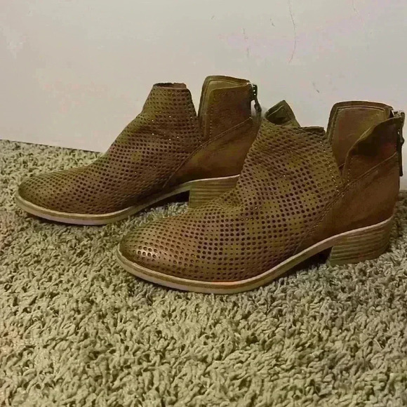 Dolce Vita perforated Ankle Bootie - Picture 4 of 8